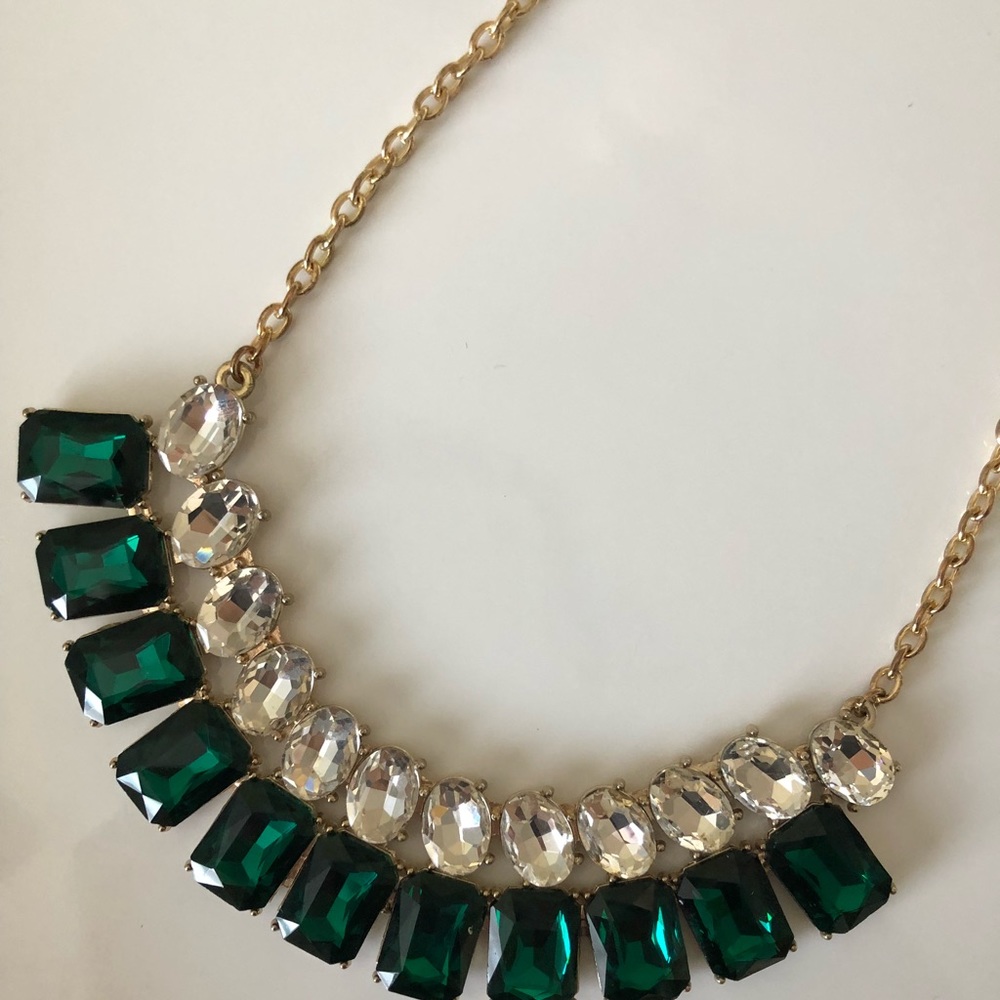 Elegant emerald statement necklace